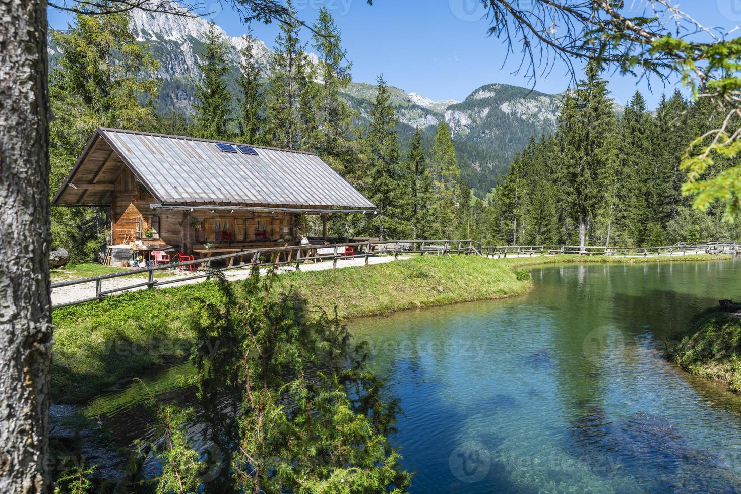 atisbos de la ciudad montañosa de sappada foto