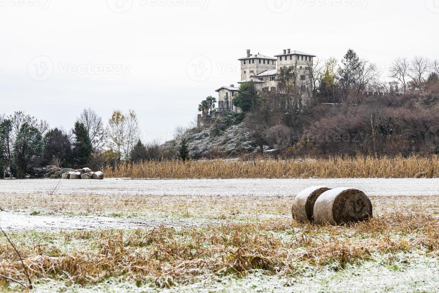 primera nevada en los pueblos de las colinas. entre otoño e invierno foto