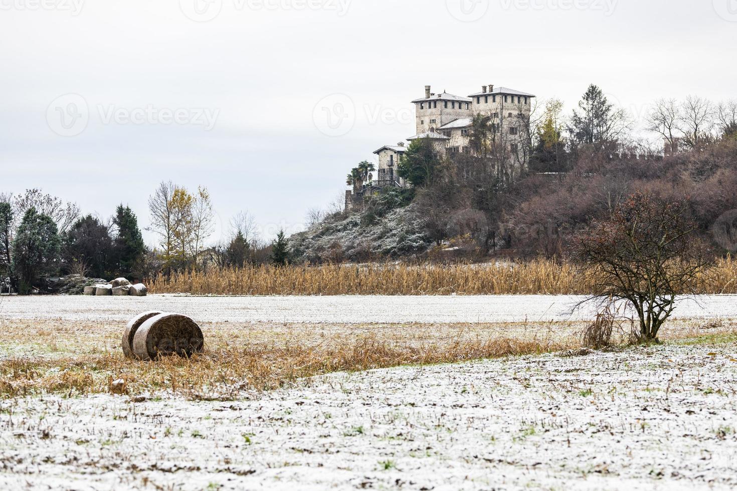 primera nevada en los pueblos de las colinas. entre otoño e invierno foto