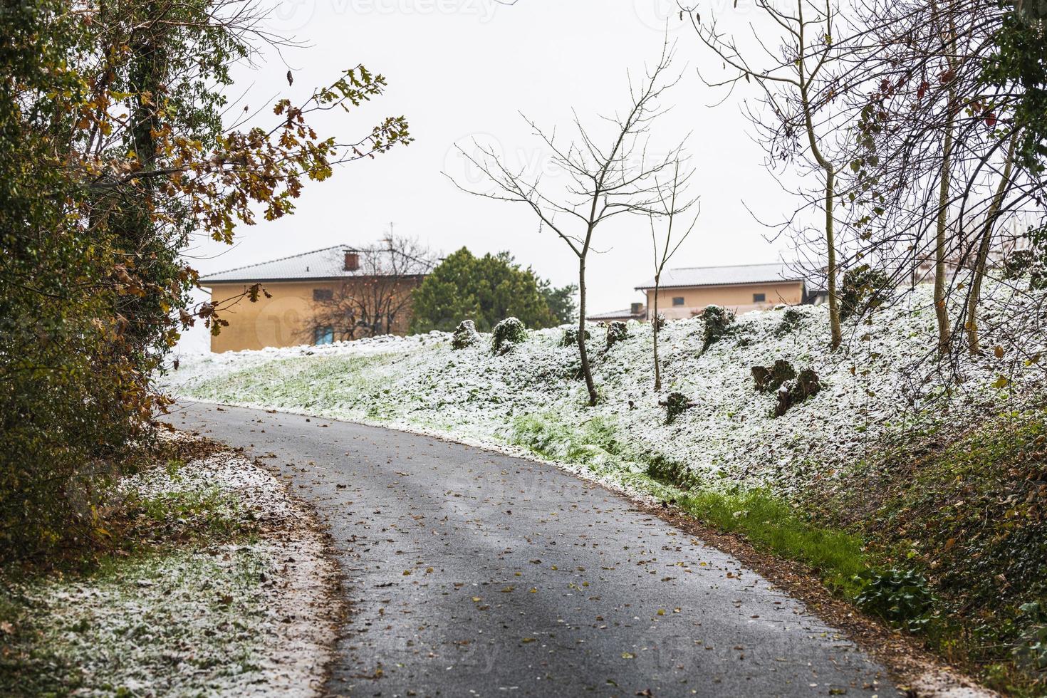 primera nevada en los pueblos de las colinas. entre otoño e invierno foto