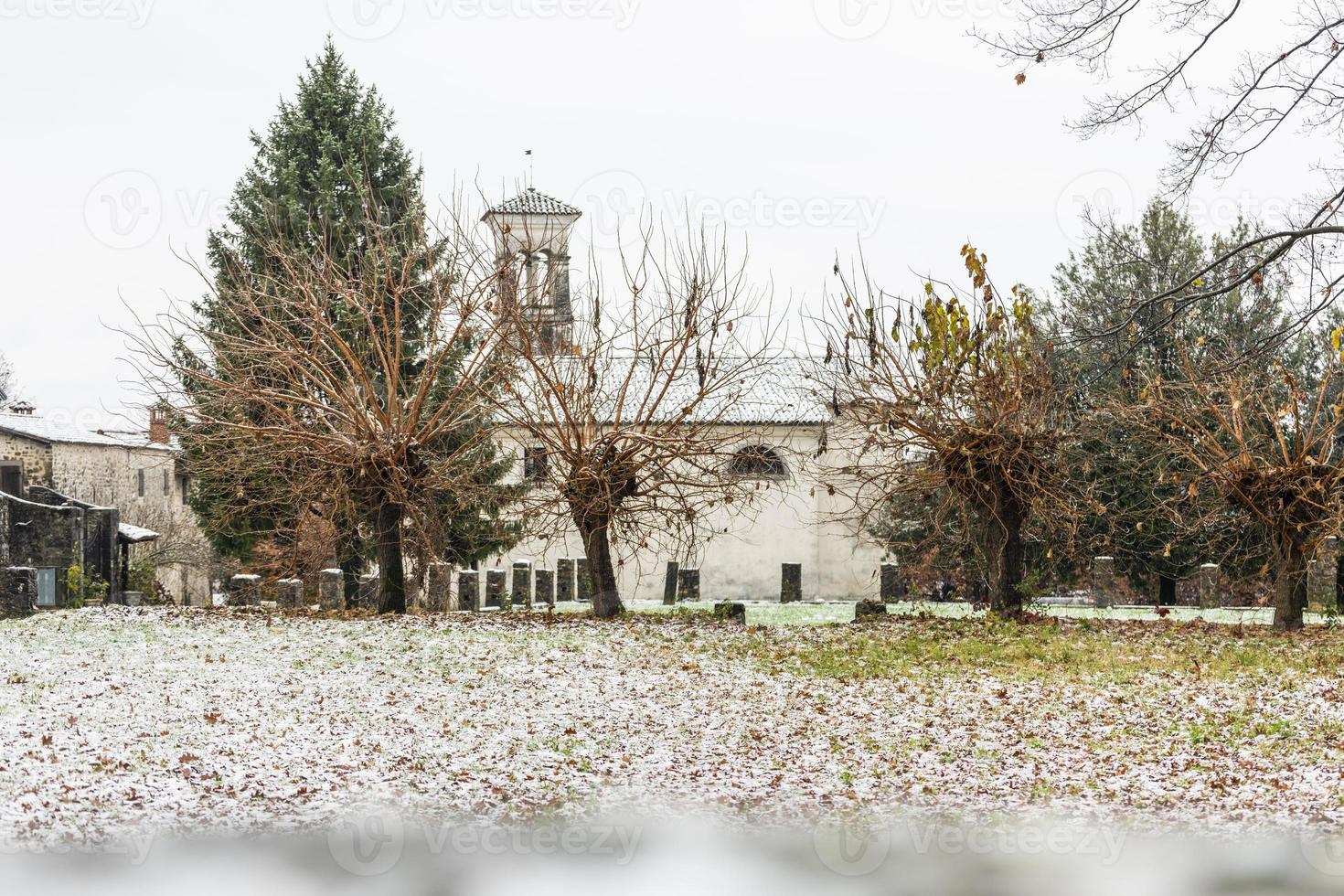 primera nevada en los pueblos de las colinas. entre otoño e invierno foto