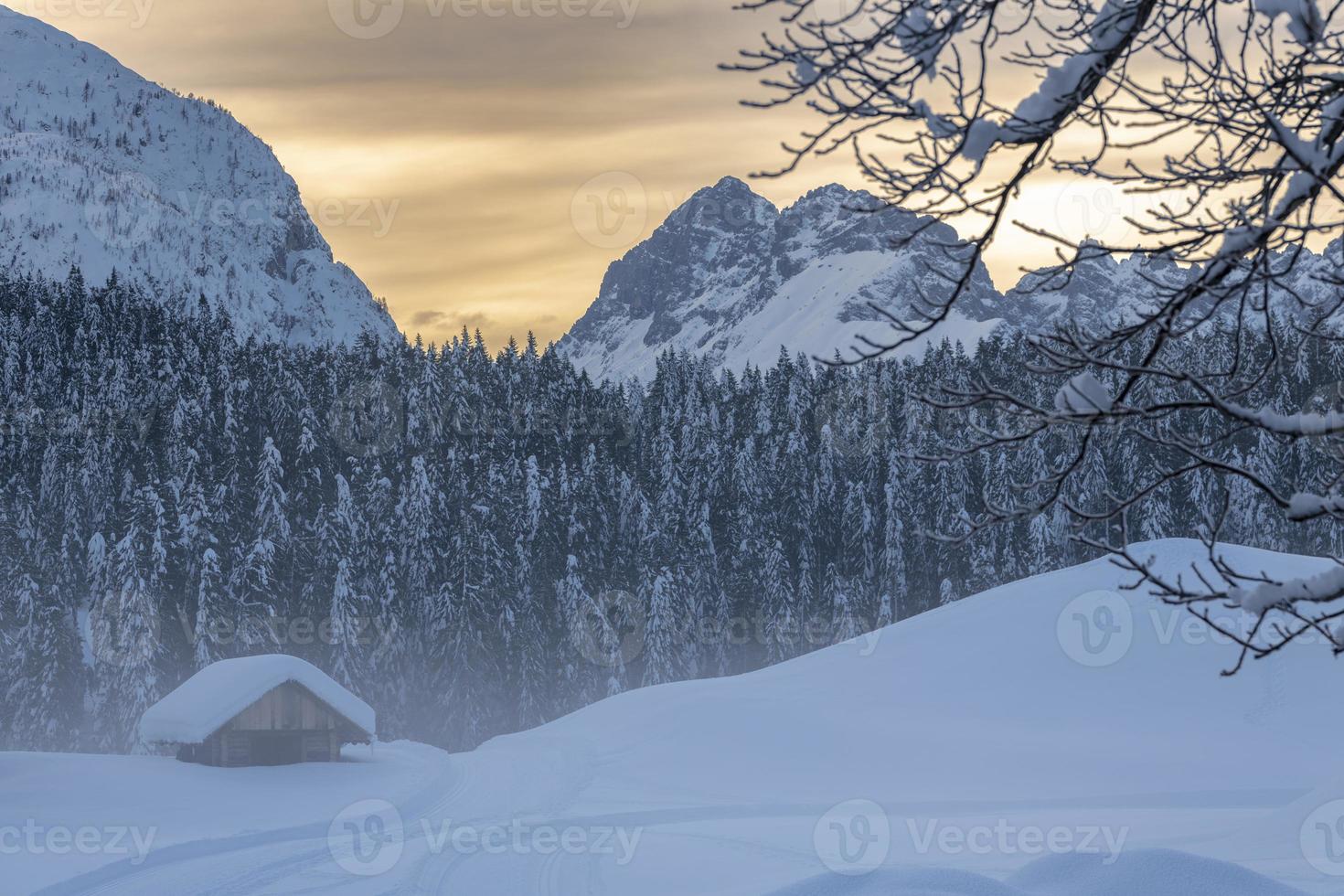 después de la nevada. Últimas luces del crepúsculo en sappada. magia de los dolomitas foto