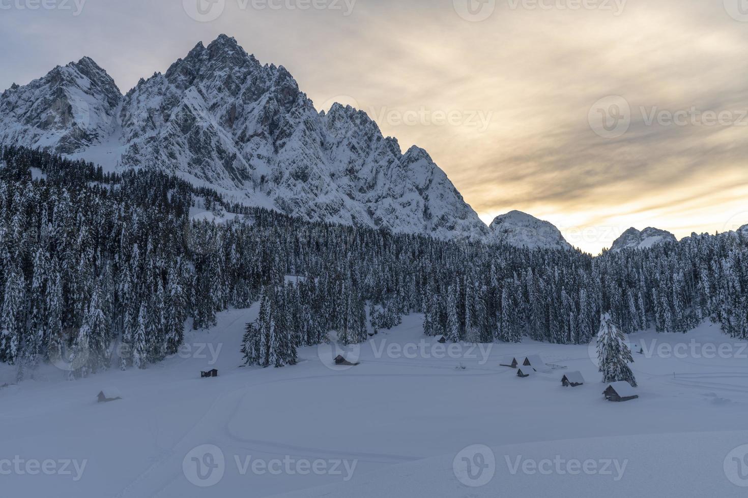 después de la nevada. Últimas luces del crepúsculo en sappada. magia de los dolomitas foto