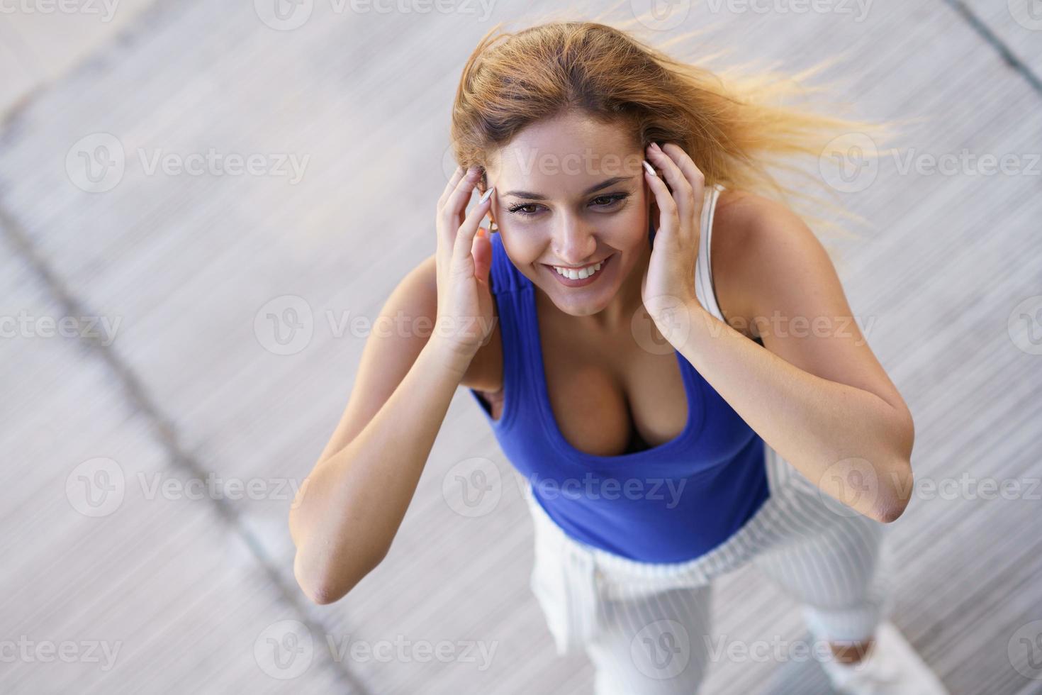 Vista desde arriba de la joven moviendo su cabello salvaje foto