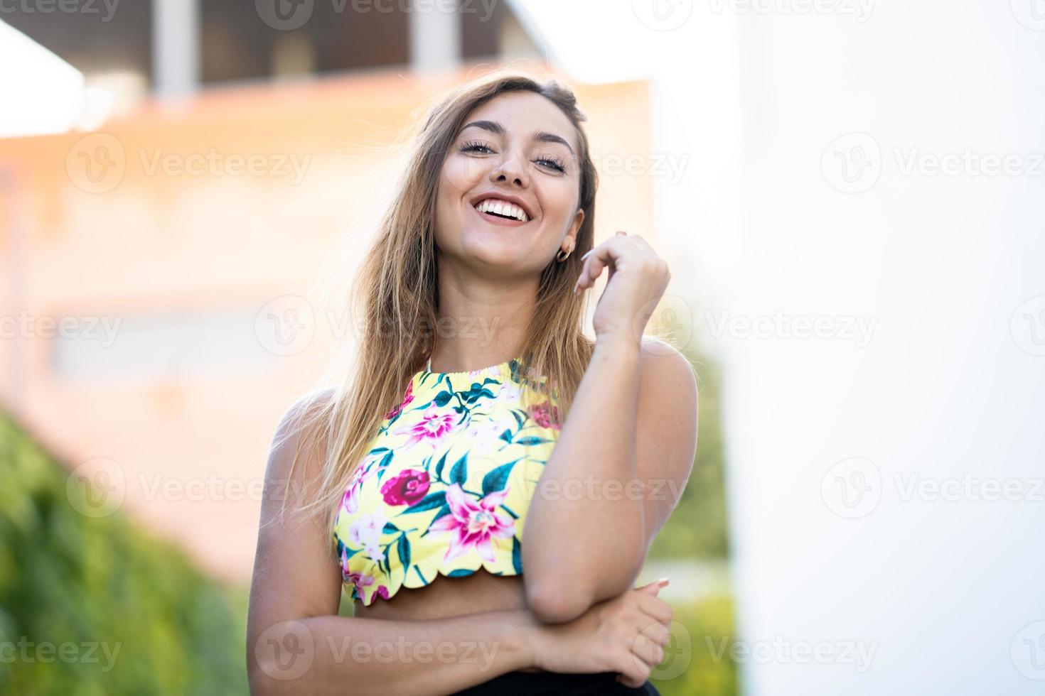 niña feliz con hermoso cabello lacio foto