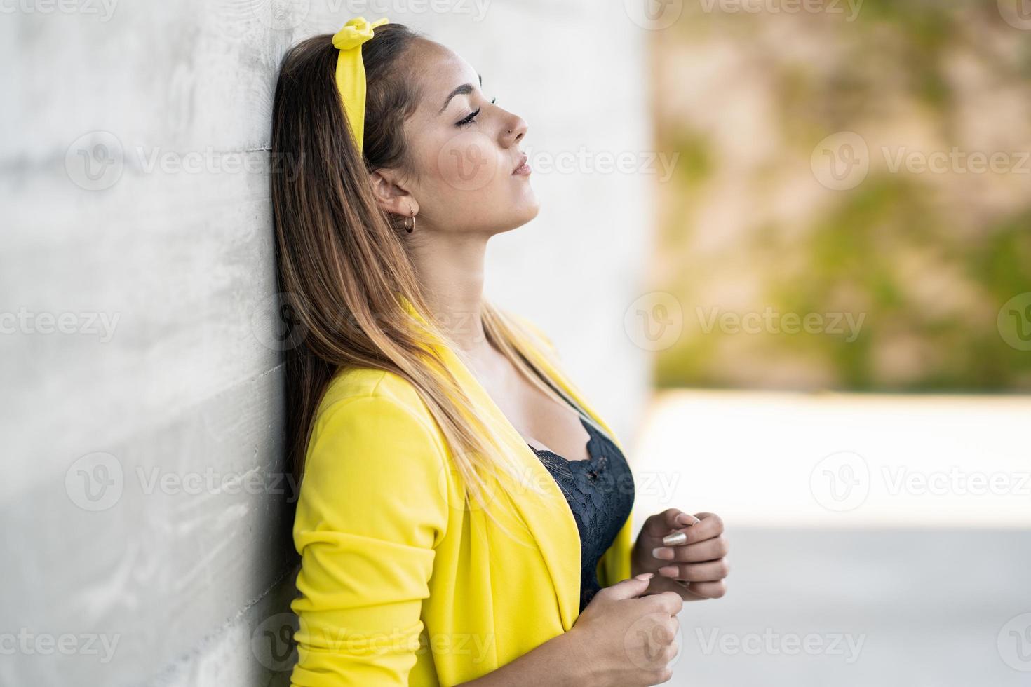 Azotado por el viento déficit pescado mujer joven, llevando, un, chaqueta amarilla, y, diadema 3556552 Foto de  stock en Vecteezy