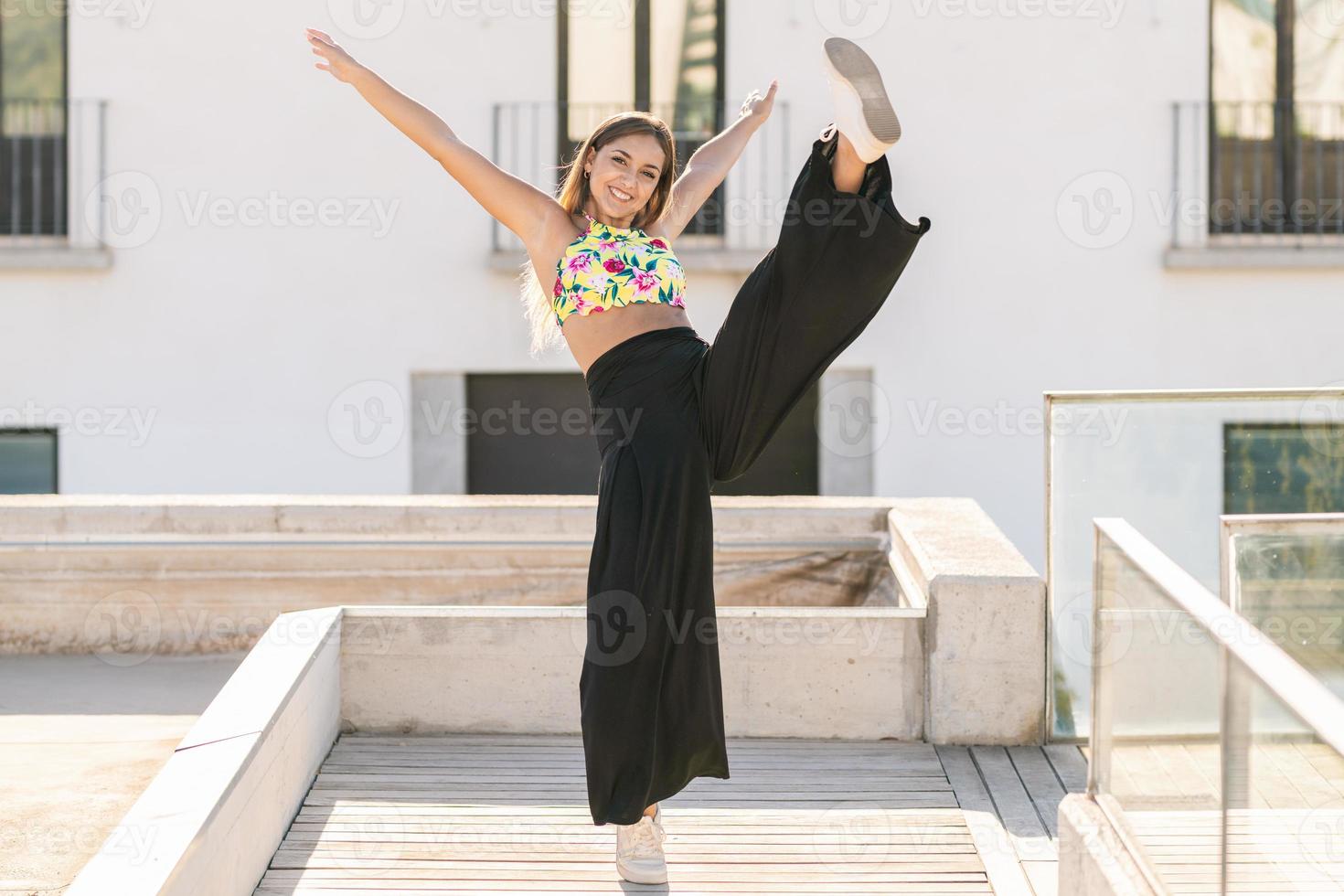 Bastante joven sentada en un banco urbano foto