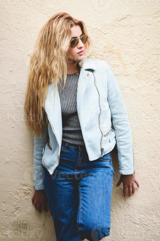 Hermosa mujer joven con cabello rizado con gafas de sol foto