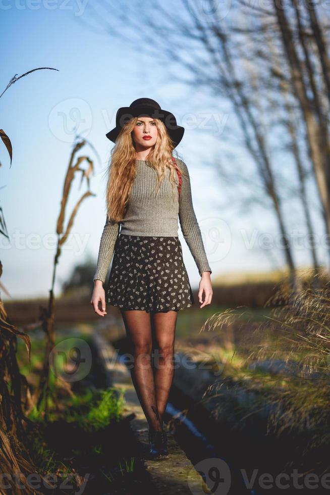 hermosa joven rubia en el fondo rural foto