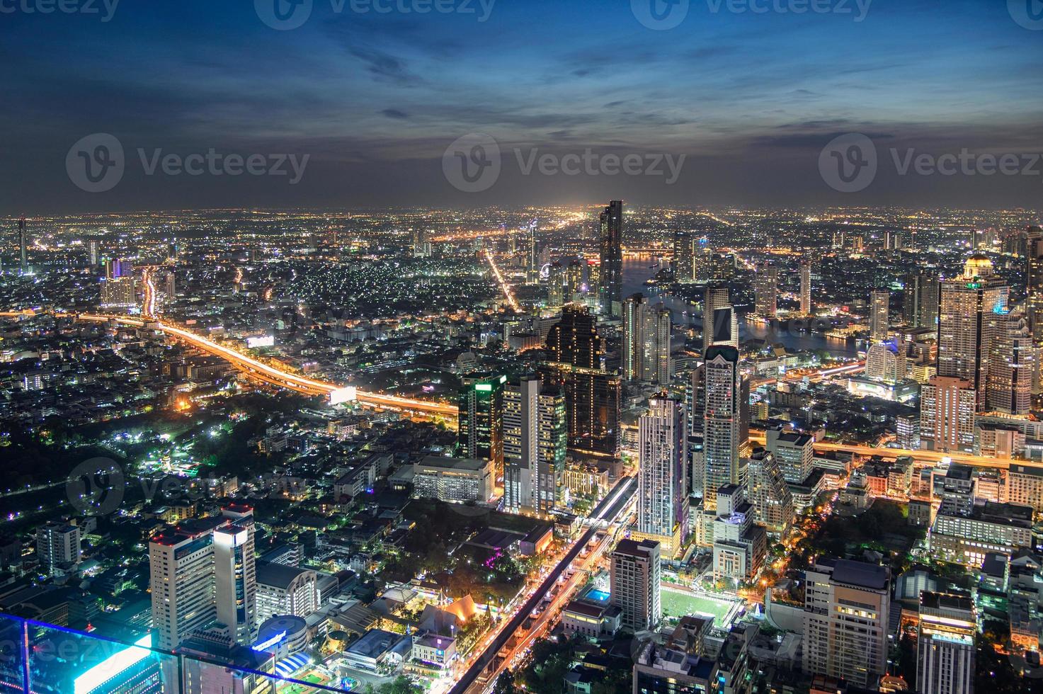 Paisaje urbano de edificio abarrotado con tráfico ligero en la ciudad de Bangkok foto