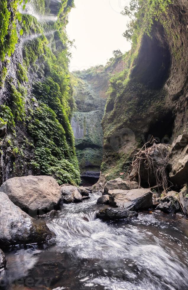 Majestuosa cascada que fluye sobre un acantilado rocoso en la selva tropical foto