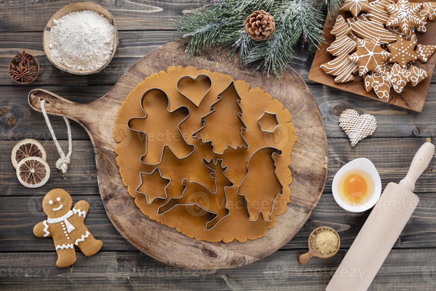 hornear galletas de navidad en casa foto