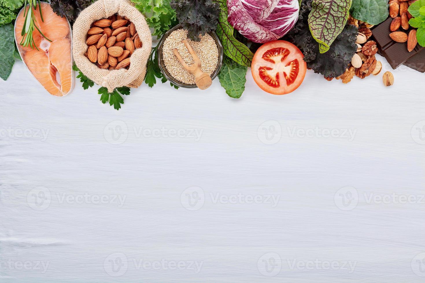 concepto de dieta cetogénica baja en carbohidratos. ingredientes para la selección de alimentos saludables sobre fondo de hormigón blanco. foto