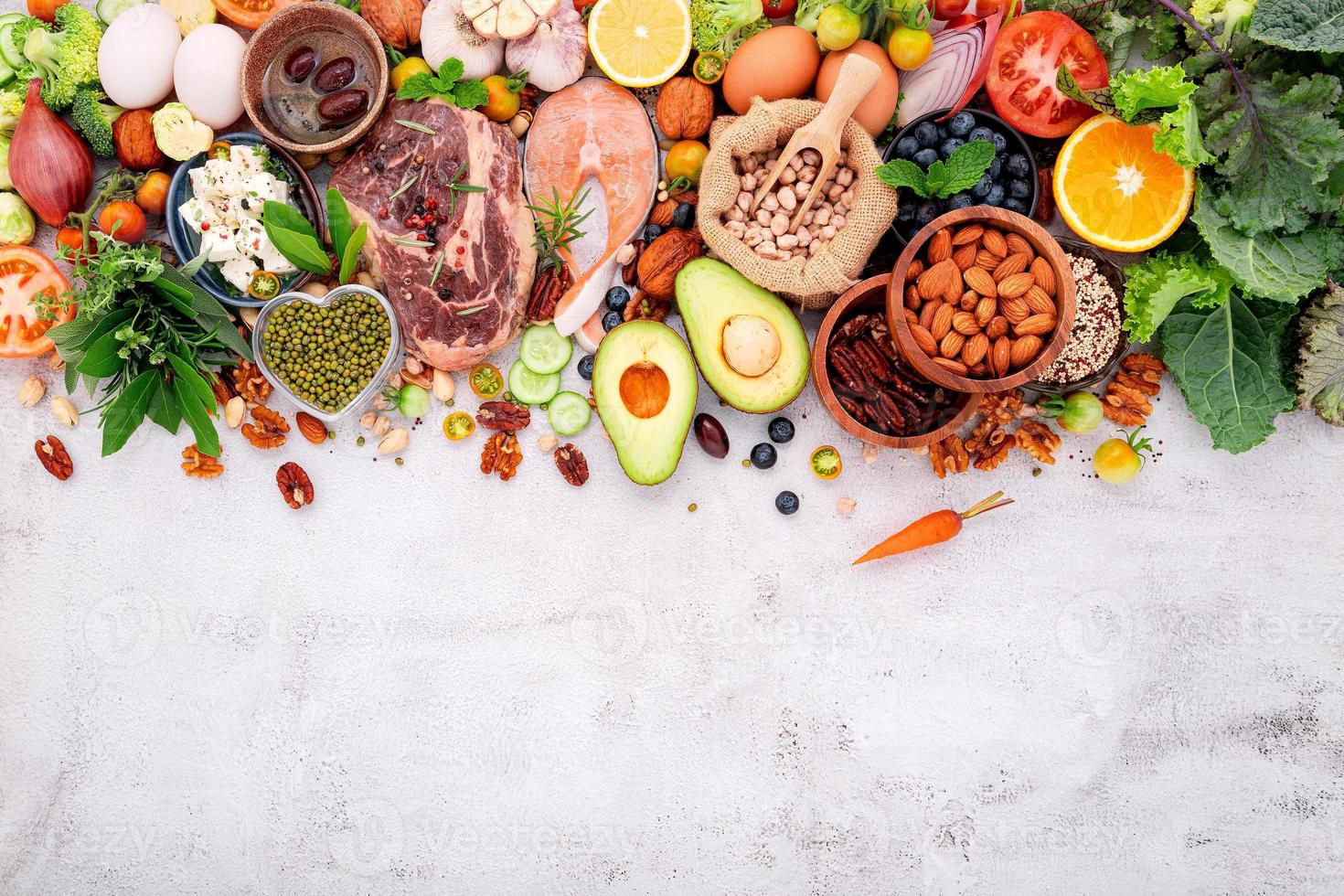 concepto de dieta cetogénica baja en carbohidratos. ingredientes para la selección de alimentos saludables sobre fondo de hormigón blanco. foto