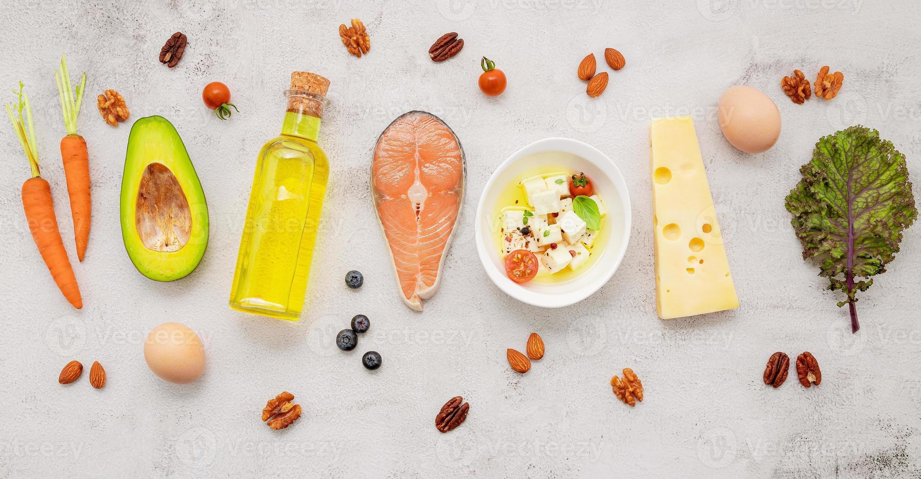 concepto de dieta cetogénica baja en carbohidratos. ingredientes para la selección de alimentos saludables sobre fondo de hormigón blanco. foto