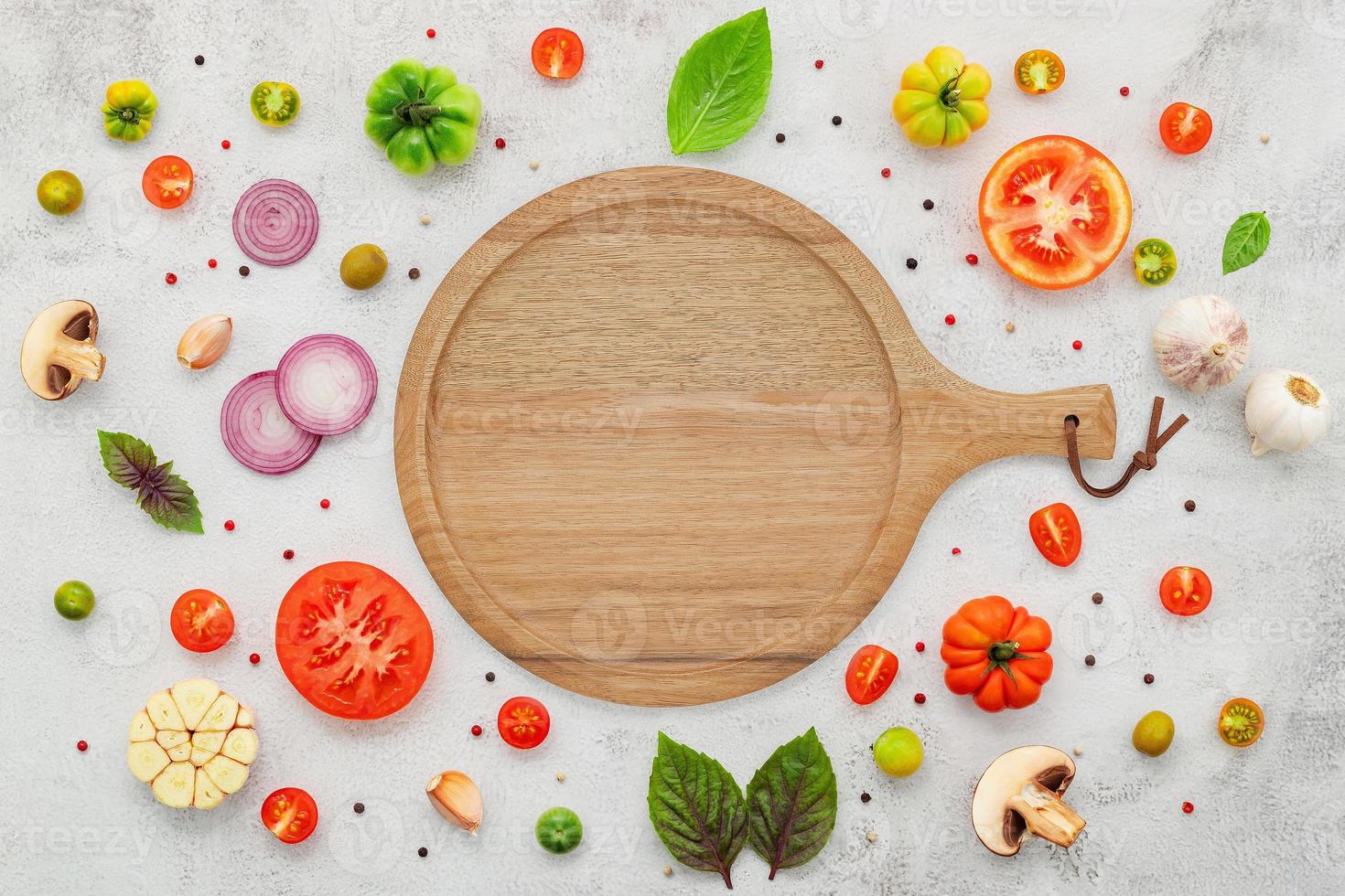 los ingredientes para la pizza casera configurados sobre fondo de hormigón blanco plano y copie el espacio. foto