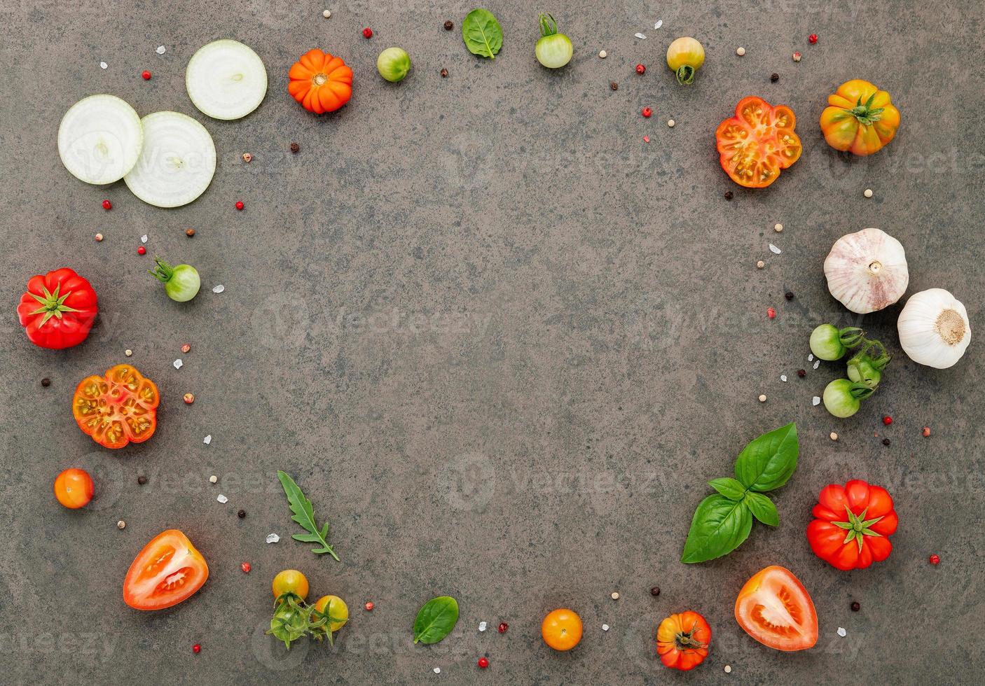 los ingredientes para la pizza casera sobre fondo de piedra oscura. foto