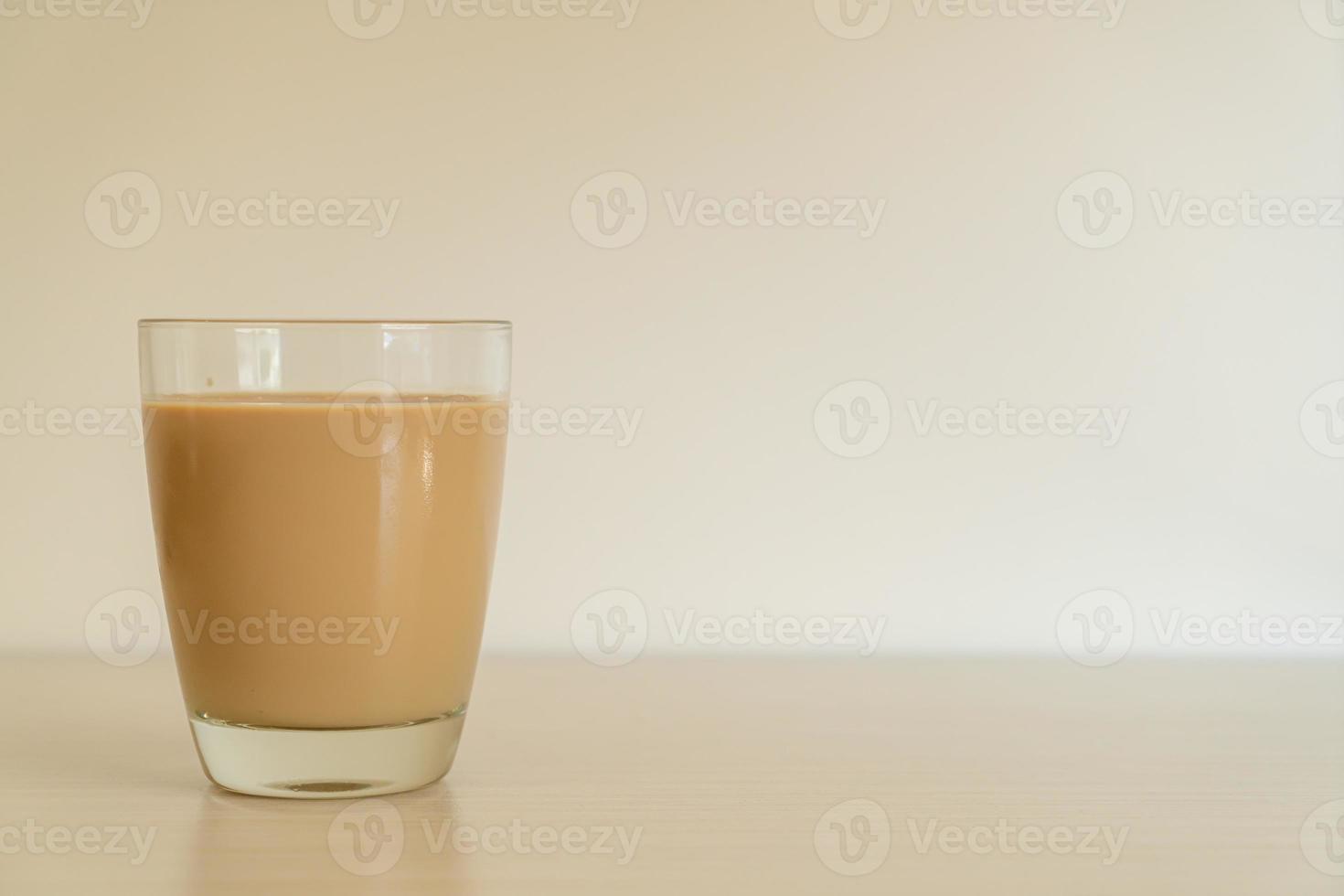 Vaso de café con leche con botellas de café listas para beber foto