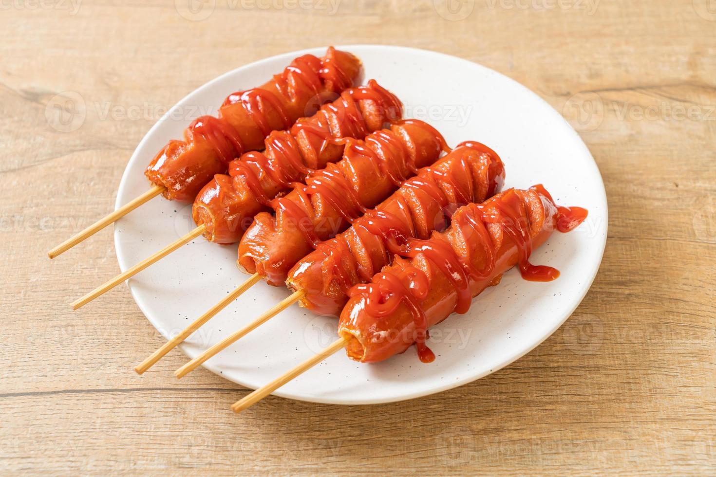 Brocheta de salchicha frita con salsa de tomate foto