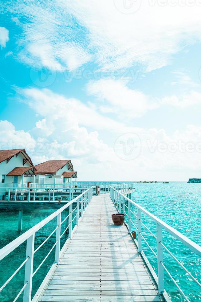 Hermoso hotel tropical resort de Maldivas e isla con playa y mar foto