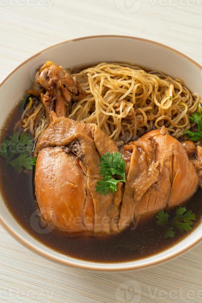 fideos con pollo a la brasa en sopa marrón foto