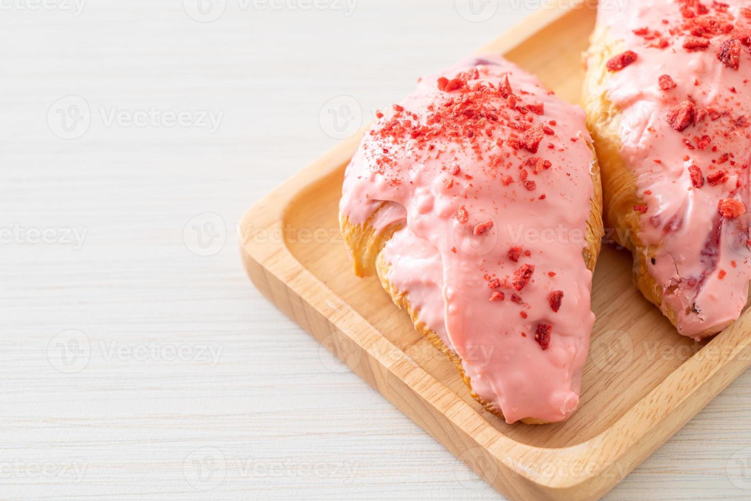 croissant con salsa de chocolate y fresa foto