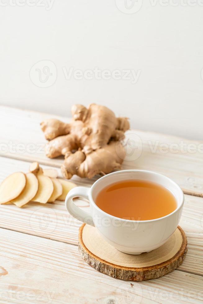 vaso de jugo de jengibre fresco y caliente foto