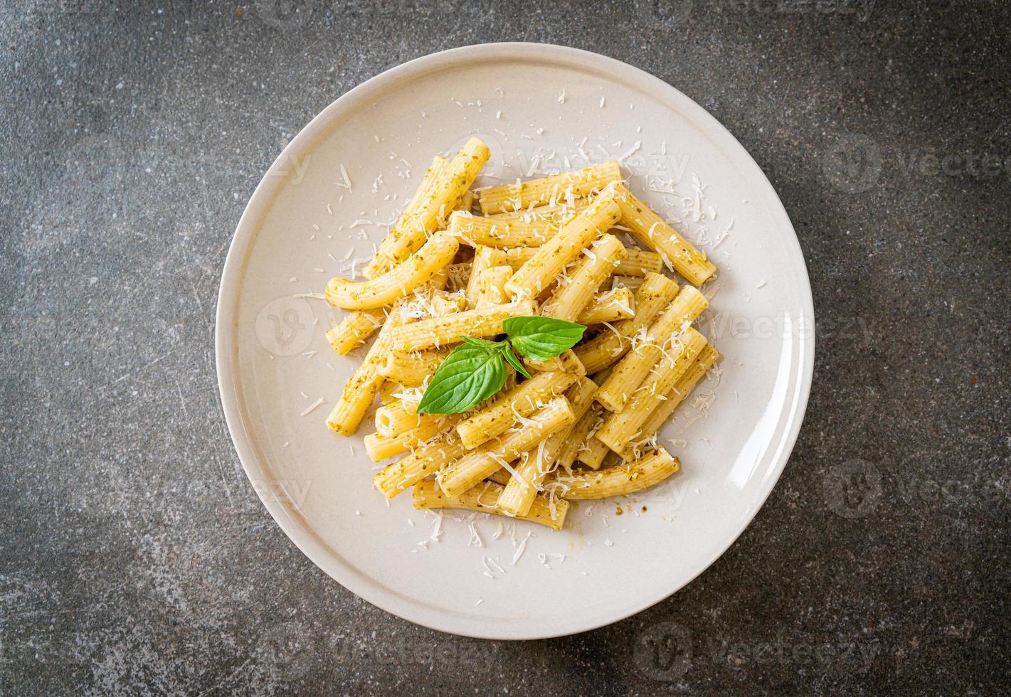 pasta al pesto rigatoni con queso parmesano foto