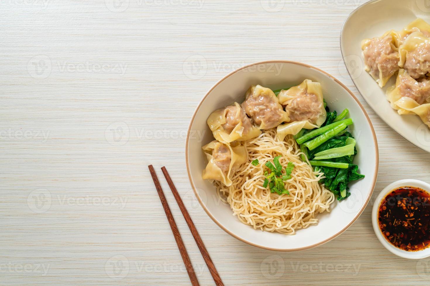 fideos de huevo secos con wonton de cerdo o albóndigas de cerdo sin sopa foto