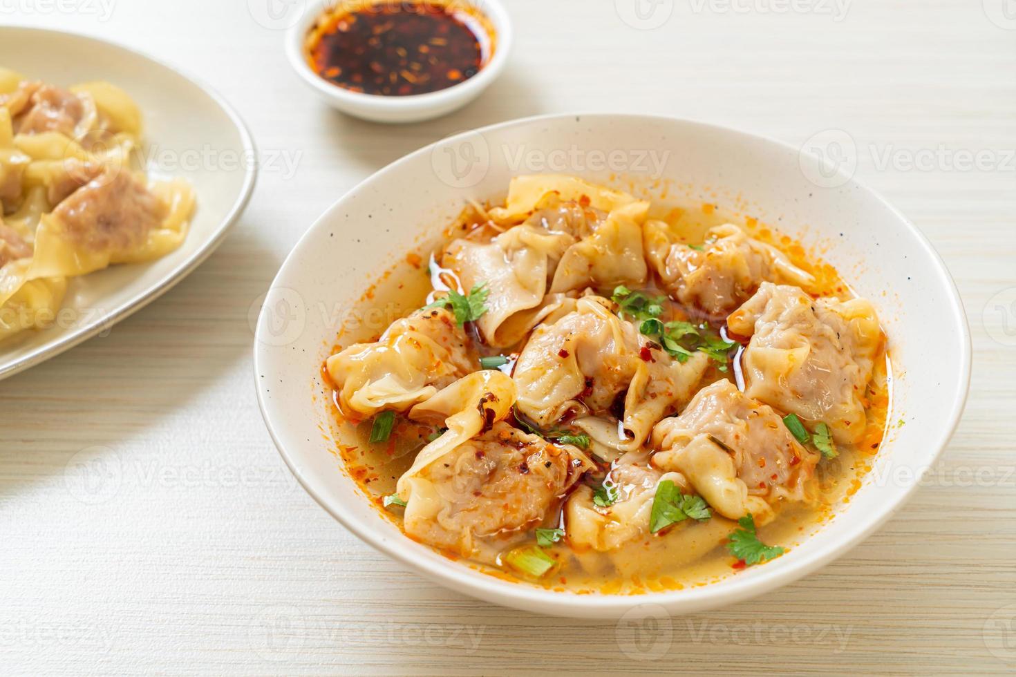 sopa de wonton de cerdo o sopa de albóndigas de cerdo con chile asado foto