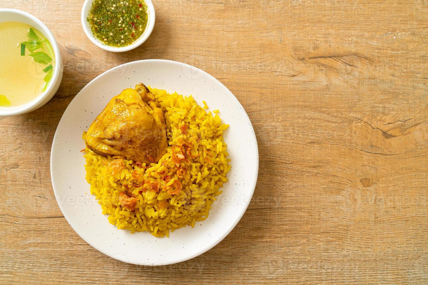 biryani de pollo o arroz al curry y pollo - versión tailandesa-musulmana del biryani indio, con arroz amarillo fragante y pollo foto