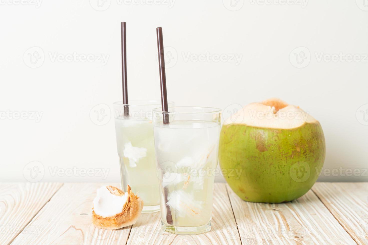 agua de coco o jugo de coco foto