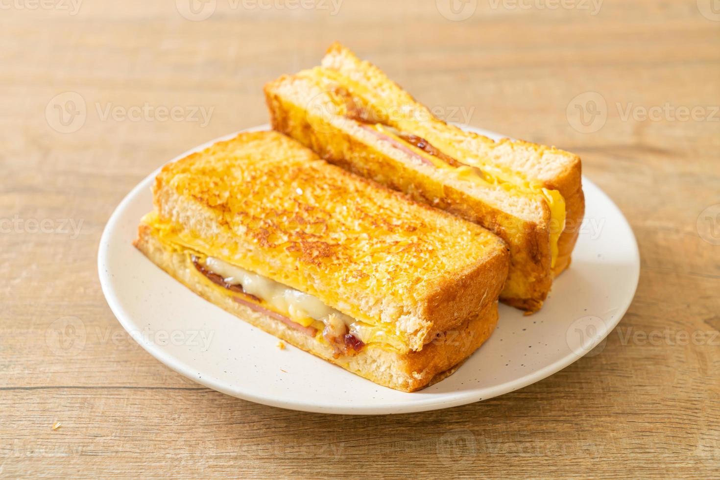 tostadas francesas jamón tocino queso sándwich foto