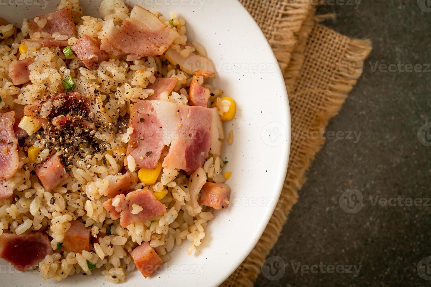 arroz frito con tocino, jamón y pimientos negros foto