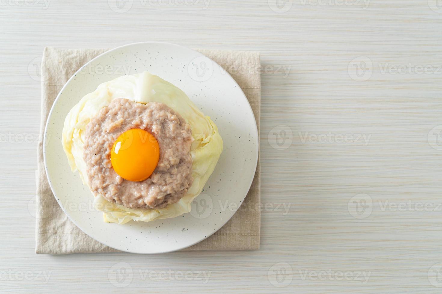 repollo al vapor relleno de cerdo picadito y yema de huevo foto