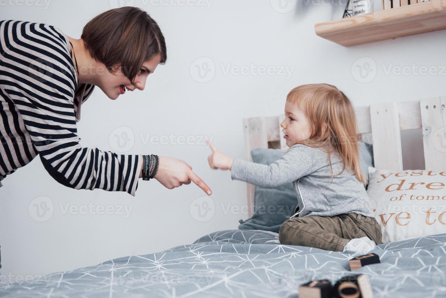 familia amorosa feliz. madre e hija niña jugando y abrazándose foto