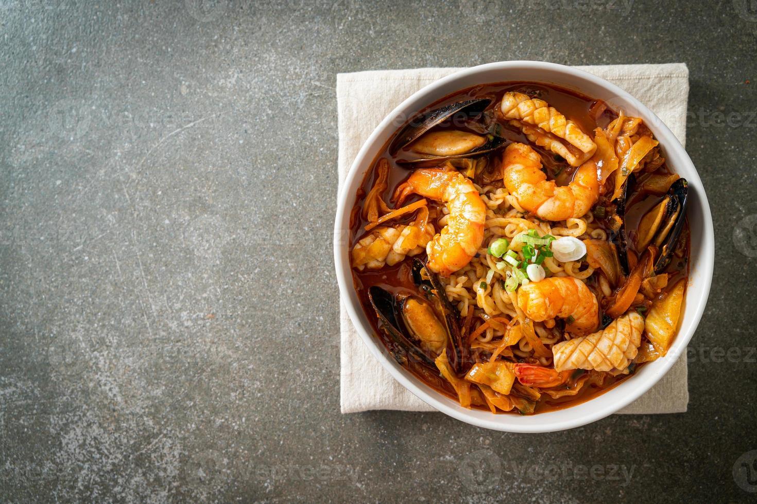 jjamppong - sopa de fideos con mariscos coreana foto