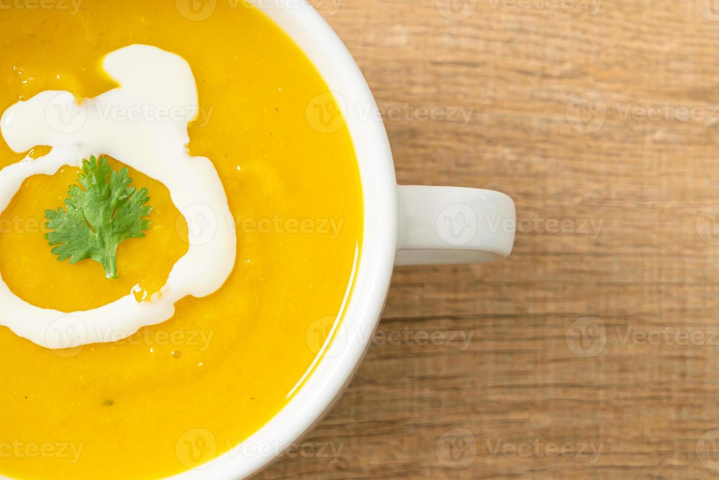 sopa de calabaza en un tazón blanco foto