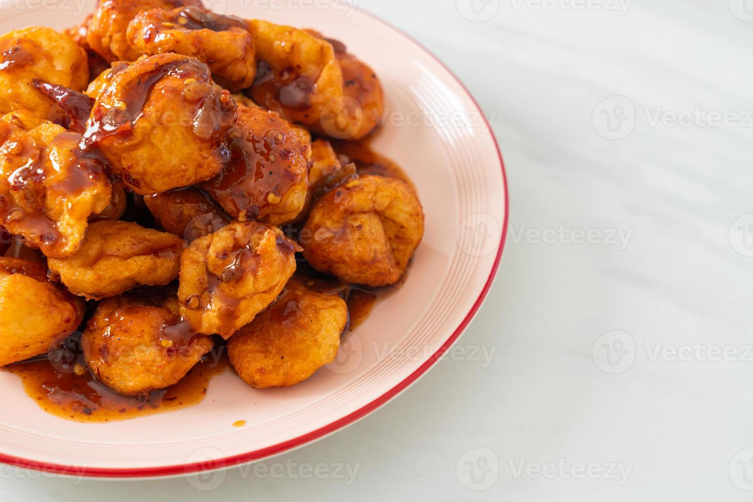 albóndigas fritas con salsa picante foto