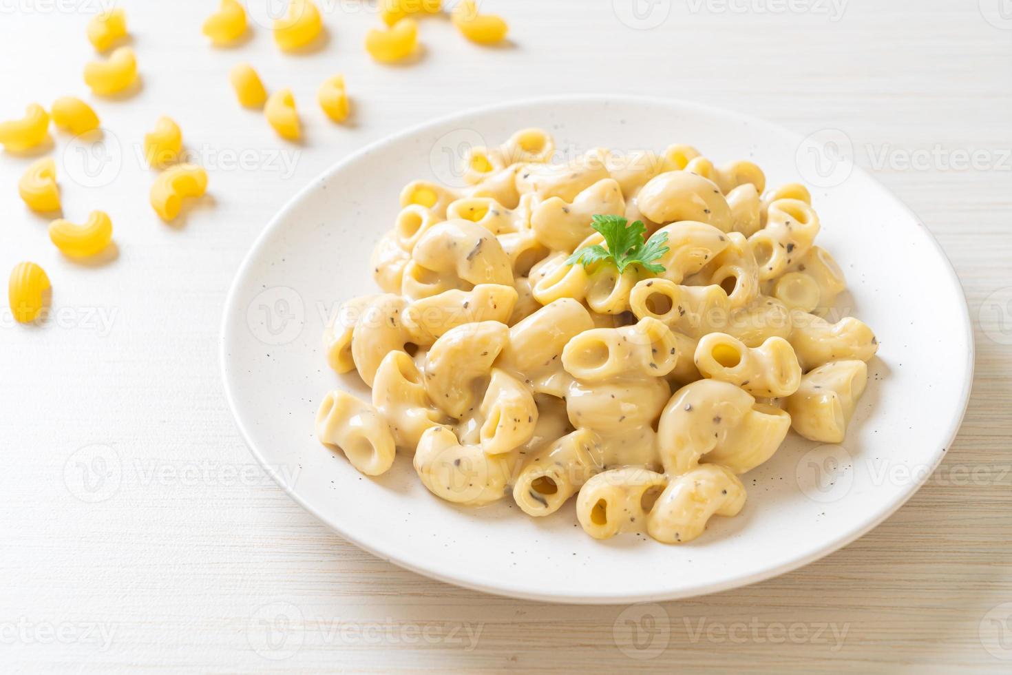 macaroni and cheese with herbs photo