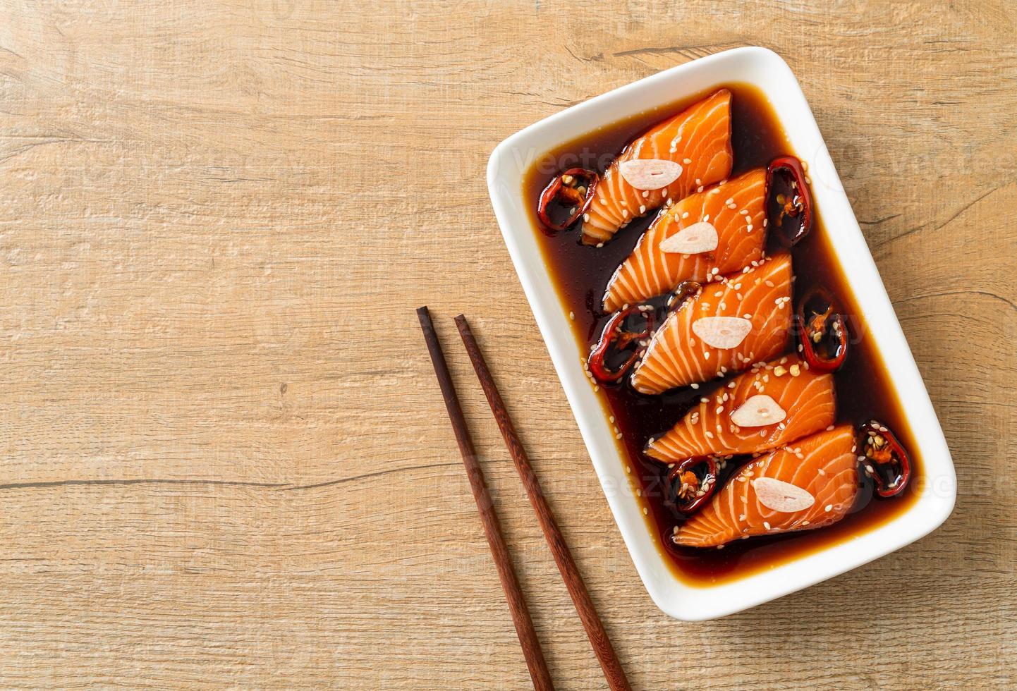 shoyu marinado con salmón o salsa de soja en escabeche con salmón foto