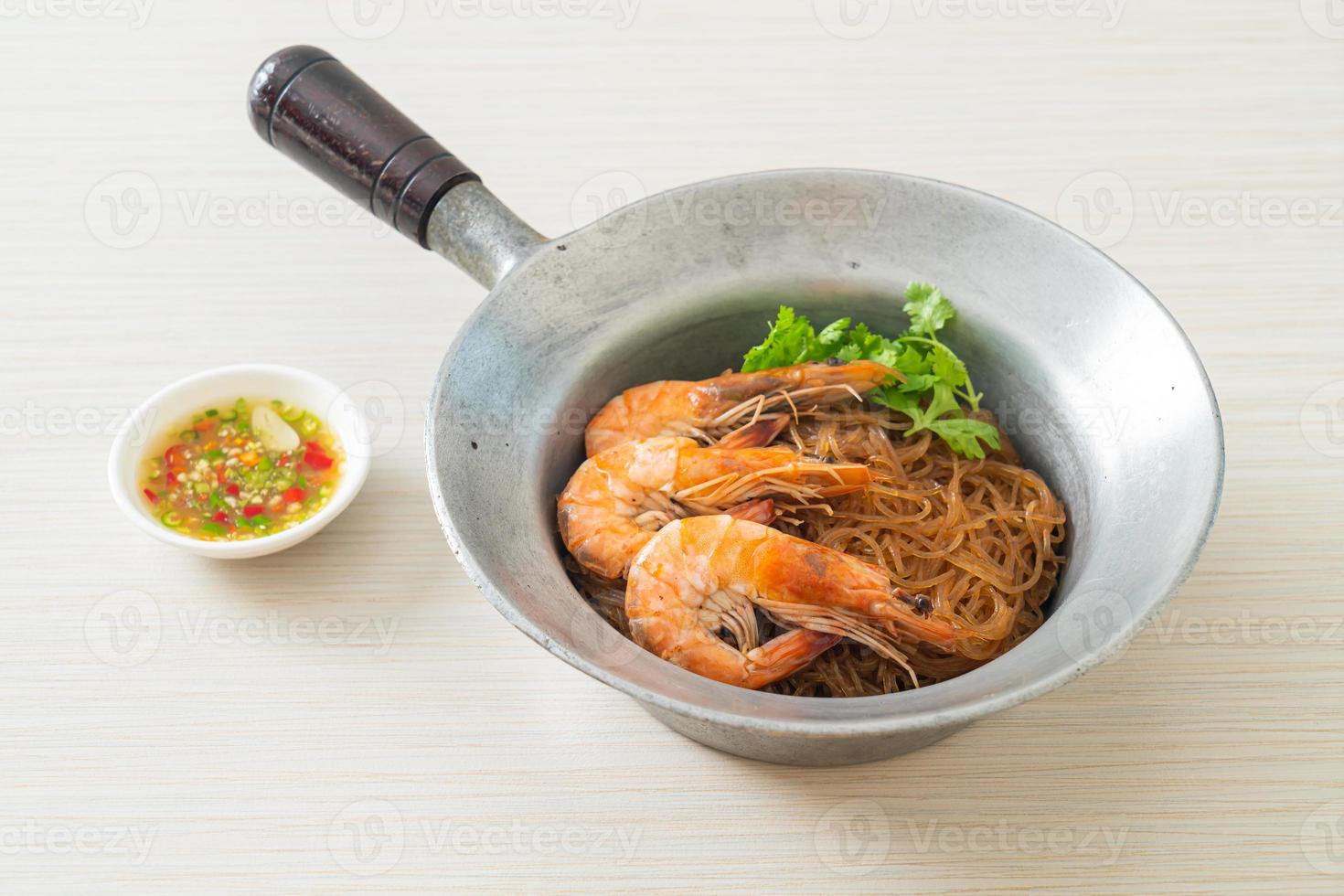 camarones a la cazuela o al horno con fideos de vidrio foto