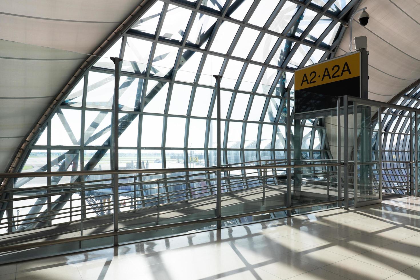 Puerta antes de la salida del aeropuerto de Suvarnabhumi por la tarde foto