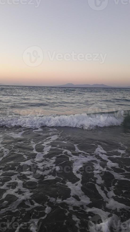 Panorama del mar Egeo en la isla de Rodas en Grecia foto