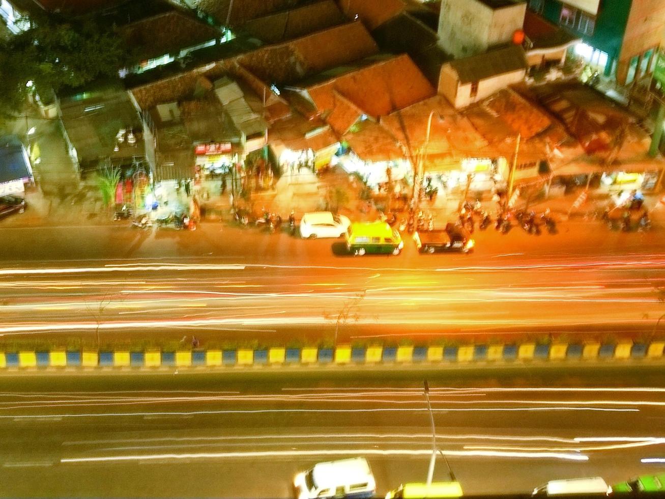 Foto de vista nocturna de la ciudad en Yakarta, Indonesia