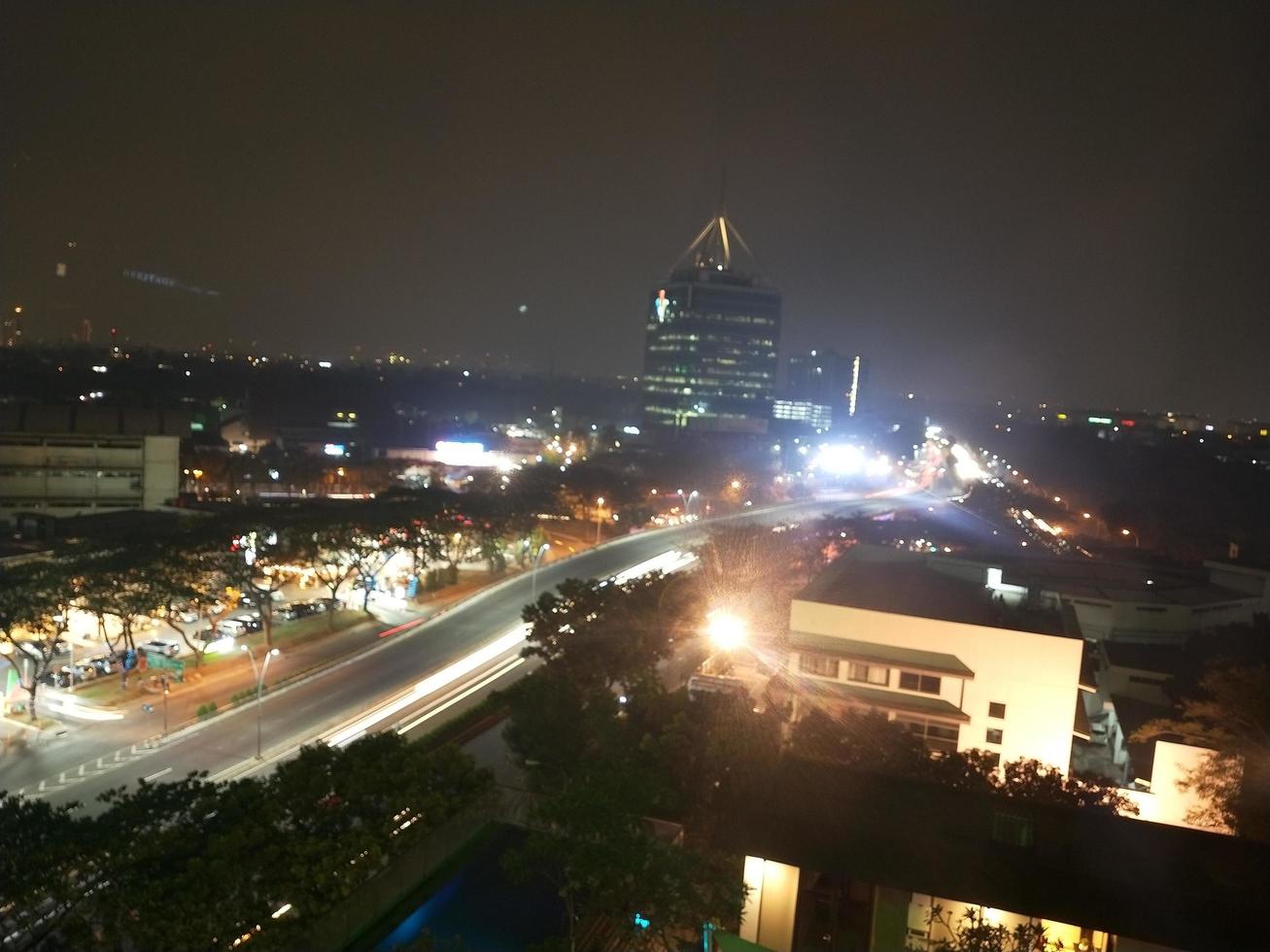 Foto de vista nocturna de la ciudad en Yakarta, Indonesia