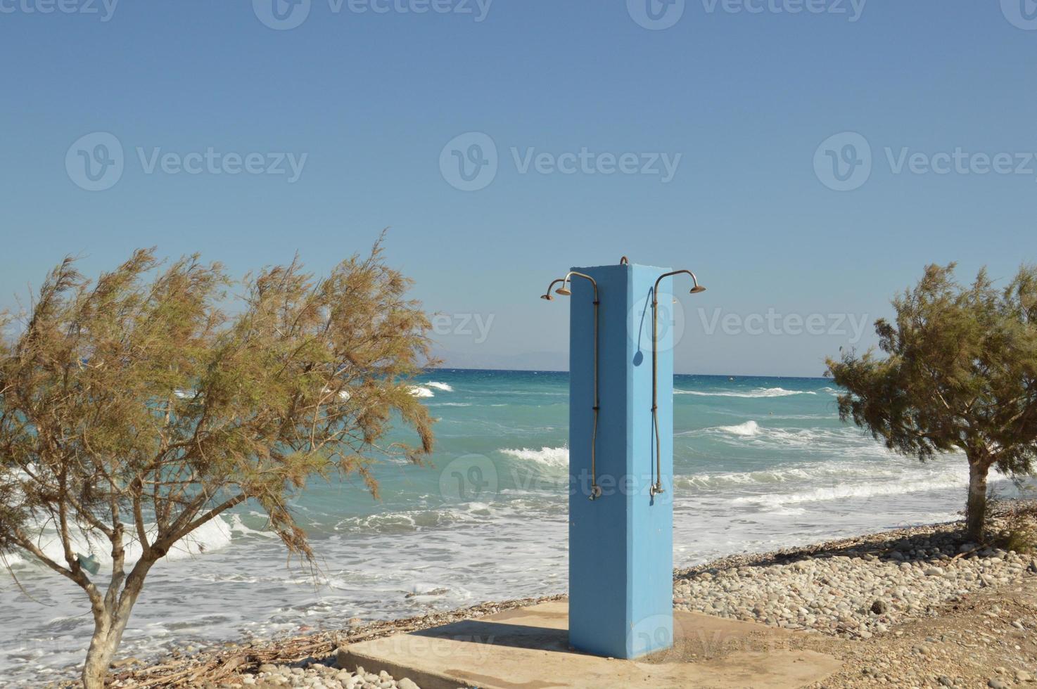 Ducha ducha de agua en la playa de Rodas en Grecia foto