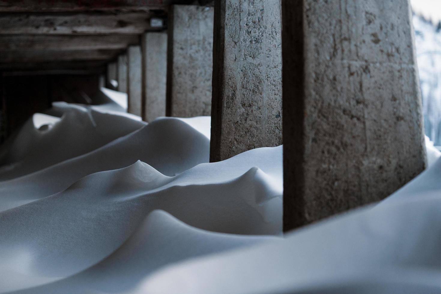 dibujos de nieve acumulada dentro de una masía foto