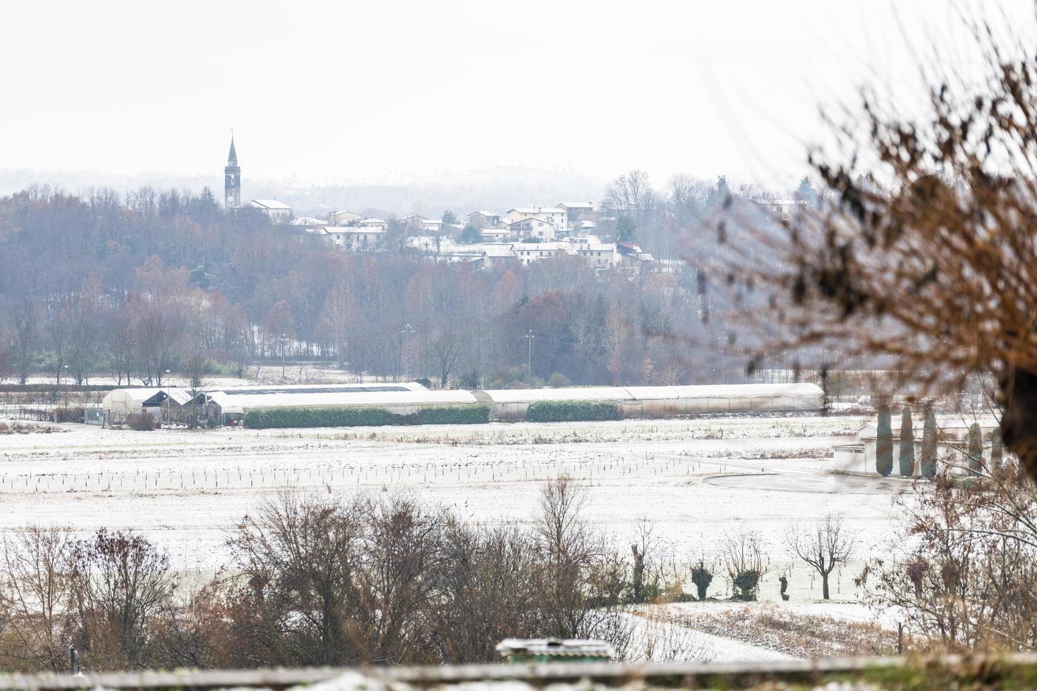 primera nevada en los pueblos de las colinas. entre otoño e invierno foto