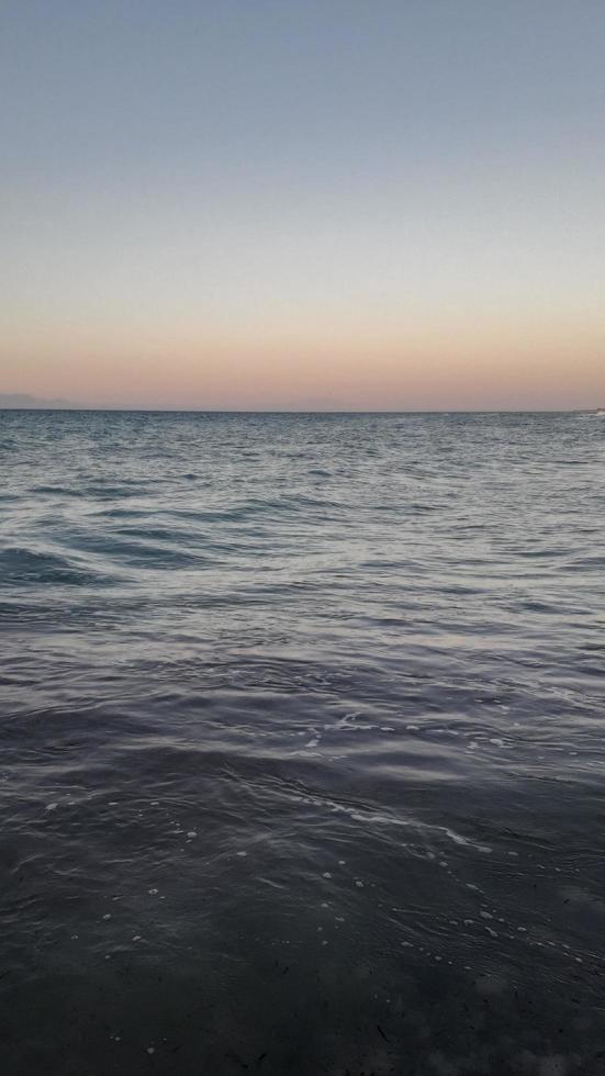 Panorama del mar Egeo en la isla de Rodas en Grecia foto